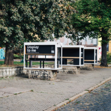 Die Arbeit von dem Architekt Thomas Schmidt "Display to me" wird in den StadtRaumBoxen #22 am Kulturqauartier ausgestellt, aufgenommen im Oktober 2023 in Erfurt.