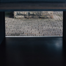 Die Arbeit von dem Architekt Thomas Schmidt "Display to me" wird in den StadtRaumBoxen #22 am Kulturqauartier ausgestellt, aufgenommen im Oktober 2023 in Erfurt.