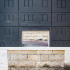 Die Arbeit von dem Architekt Thomas Schmidt "Display to me" wird in den StadtRaumBoxen #22 am Kulturqauartier ausgestellt, aufgenommen im Oktober 2023 in Erfurt.