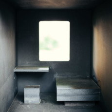 Die Arbeit von dem Architekt Thomas Schmidt "Display to me" wird in den StadtRaumBoxen #22 am Kulturqauartier ausgestellt, aufgenommen im Oktober 2023 in Erfurt.