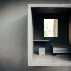 Die Arbeit von dem Architekt Thomas Schmidt "Display to me" wird in den StadtRaumBoxen #22 am Kulturqauartier ausgestellt, aufgenommen im Oktober 2023 in Erfurt.