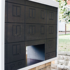 Die Arbeit von dem Architekt Thomas Schmidt "Display to me" wird in den StadtRaumBoxen #22 am Kulturqauartier ausgestellt, aufgenommen im Oktober 2023 in Erfurt.