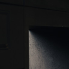 Die Arbeit von dem Architekt Thomas Schmidt "Display to me" wird in den StadtRaumBoxen #22 am Kulturqauartier ausgestellt, aufgenommen im Oktober 2023 in Erfurt.