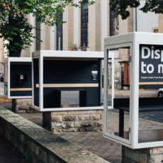 Die Arbeit von dem Architekt Thomas Schmidt "Display to me" wird in den StadtRaumBoxen #22 am Kulturqauartier ausgestellt, aufgenommen im Oktober 2023 in Erfurt.